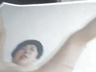 Cámara oculta pilla a una transexual en el baño sub en español porno