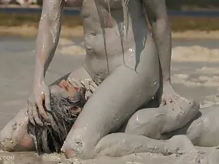 Chica hentay subtitulado español desnuda en el baño