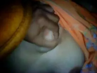 La soledad te hace ver porno en tu teléfono video hentai subtitulado y masturbarte