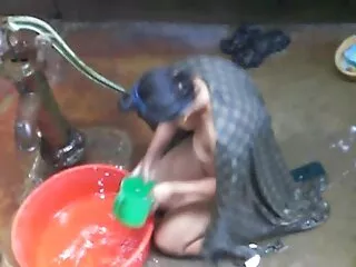 Un chico ruso muy hentai sex sub español obediente lame los pies de su princesa